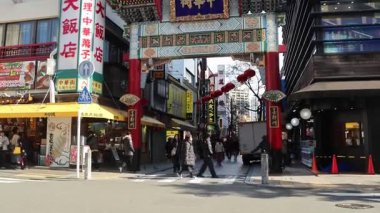 Yokohama, Japonya - 23 Aralık 2025: Zenrinmon Kapısı Yokohama Çin Mahallesi, Japonya. Çin restoranları ve dükkanlarla dolu hareketli caddelerdeki ikonik, renkli Çin tarzı kapıları.