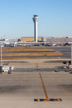 Tokyo, Japonya-15 Aralık 2025: Tokyo Haneda Havaalanı 'ndaki pist. Haneda Havalimanı veya Tokyo Uluslararası Havalimanı, Tokyo 'nun en yakın ve en yoğun havaalanıdır.
