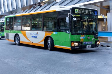 Tokyo, Japonya - 16 Aralık 2025: Tokyo, Japonya 'daki Shibuya İstasyonu' nun batı tarafındaki otobüs terminalinde banliyö otobüsleri parkı.