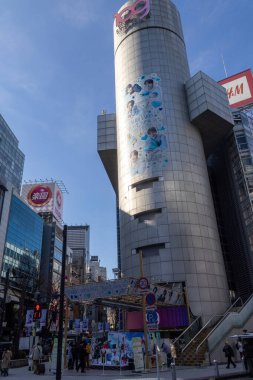Tokyo, Japonya - 16 Aralık 2025: Shibuya 109 alışveriş merkezi Tokyo 'nun Shibuya bölgesinde yer almaktadır. Eşsiz ve kadınsı Japon modası için gidilecek en iyi yer.