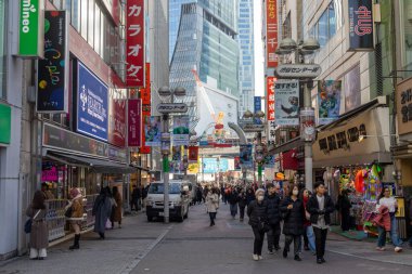Tokyo, Japonya - 16 Aralık 2025: İnsanlar Tokyo 'nun enerjisinin gerçekten canlandığı Shibuya alışveriş alanını ziyaret ediyor. Neon ışıkları, modaya uygun dükkanlar, atari salonları ve sonsuz yiyecek seçenekleriyle doluydu.