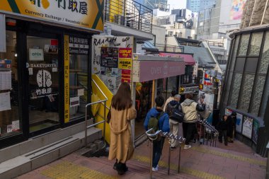 Tokyo, Japonya - 16 Aralık 2025: Shibuya, Tokyo 'da bulunan İspanya-zaka yamacı. Shibuya 'nın merkezinde, Akdeniz' e benzer bir cadde..