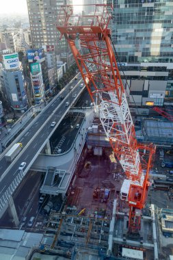 Tokyo, Japonya - 16 Aralık 2025: Tokyo 'daki bir şantiyedeki inşaat vincinin görüntüsü.