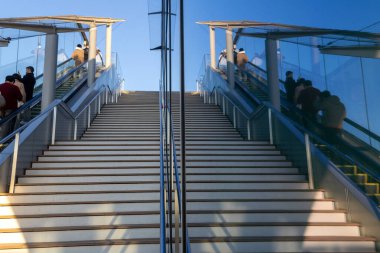 Tokyo, Japonya - 16 Aralık 2025: İnsanlar Tokyo 'daki Shibuya Sky' ı ziyaret ediyor. Yerden 229 metre yukarıda açık çatı gözlem alanı var..