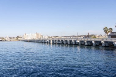 Enoshima, Japonya-17 Aralık 2025: Enoshima Benten Köprüsü adayı anakaraya bağlayan köprü. Yayalara Shonan kıyı şeridini nefes kesen manzaralı manzaralı manzaralı bir patika sunuyor..