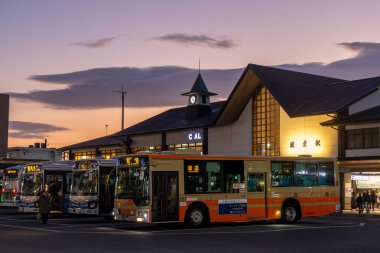Kamakura, Japonya-17 Aralık 2025: Japonya 'nın Kamakura kentinde günbatımında Kamakura istasyonu ve otobüs terminalinin görüntüsü. Otobüs durakları doğrudan istasyonun dışında bulunabilir..