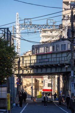 Tokyo, Japonya- 17 Aralık 2025: Tokyo, Japonya 'da tren rayları üzerinde seyahat ediyor. Tokyo tren ağı çoklu operatörler ve üst üste binen hizmetler nedeniyle karmaşık görünüyor, ama oldukça verimli.