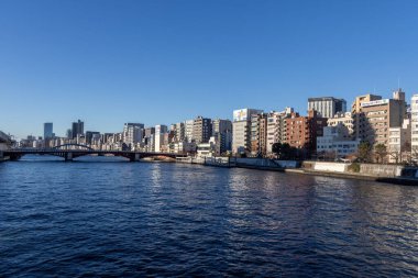 Tokyo, Japonya - 17 Aralık 2025: Sumida Nehri 'ndeki köprüden Tokyo Asakusa ilçesinin görüntüsü. Sumida Nehri Tokyo 'nun en ikonik ve tarihi nehirlerinden biridir..