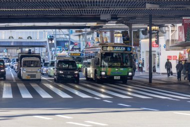 Tokyo, Japonya - 17 Aralık 2025: Ueno bölgesinde yoğun cadde ve trafik. Ueno bölgesinde yoğun yaya trafiği ve araç akışı, özellikle Ueno İstasyonu çevresinde yaygın olarak görülür.