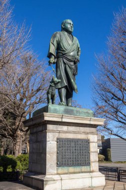 Tokyo, Japonya - 17 Aralık 2025 Ueno Park, Tokyo 'da bulunan Saigo Takamori ve köpeğinin bronz heykeli. O, Japonya 'daki en etkili samuraylardan biridir..