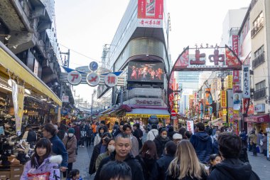 Tokyo, Japonya - 17 Aralık 2025: Ameyoko alışveriş caddesi Tokyo 'nun kalbinde yer almaktadır. Demiryolu hattının altındaki bu işlek pazar caddesinde 400 'den fazla dükkan var..