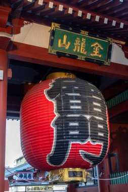 Tokyo, Japonya - 17 Aralık 2025: Asakusa, Tokyo 'daki Kaminarimon Kapısı. Kaminarimon ya da Thunder Gate, Asakusa 'nın ünlü Sensoji Tapınağı' nın girişi.