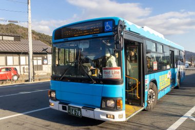 Kawaguchiko, Japonya- 19 Aralık 2025: Kawaguchiko, Japonya 'daki yolcu ve turistleri almak için terminale otobüs durağı. Bu bölgede turlamak için çeşitli tur otobüsleri..