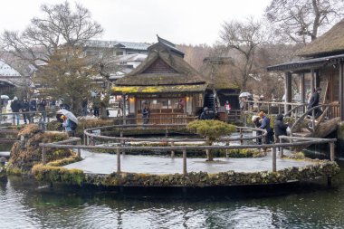 Oshino, Japonya- 20 Aralık 2025: Oshino Hakkai Nakaike Gölü, Japonya. İnanılmaz derecede berrak, kobalt mavisi kaynak suyuyla ünlüdür. Fuji 'nin karları eridi..