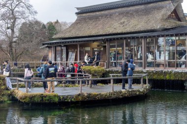 Oshino, Japonya- 20 Aralık 2025: Oshino Hakkai Nakaike Gölü, Japonya. İnanılmaz derecede berrak, kobalt mavisi kaynak suyuyla ünlüdür. Fuji 'nin karları eridi..