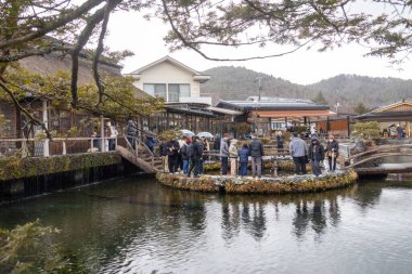 Oshino, Japonya- 20 Aralık 2025: Oshino Hakkai Nakaike Gölü, Japonya. İnanılmaz derecede berrak, kobalt mavisi kaynak suyuyla ünlüdür. Fuji 'nin karları eridi..
