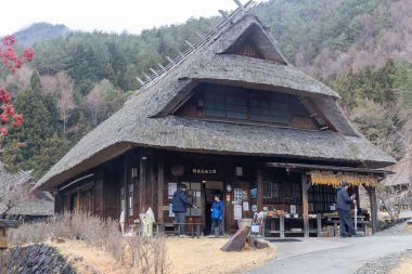 Kawaguchiko, Japonya - 20 Aralık 2025: Saiko Iyashi-no-Sato Nenba Kawaguchiko, Japonya 'da yer almaktadır. Geleneksel bir Japon köyü ve 20 sazdan çatılı evi olan açık hava müzesi..