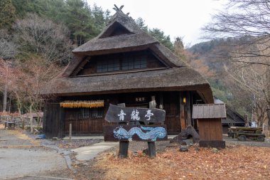 Kawaguchiko, Japonya - 20 Aralık 2025: Saiko Iyashi-no-Sato Nenba Kawaguchiko, Japonya 'da yer almaktadır. Geleneksel bir Japon köyü ve 20 sazdan çatılı evi olan açık hava müzesi..