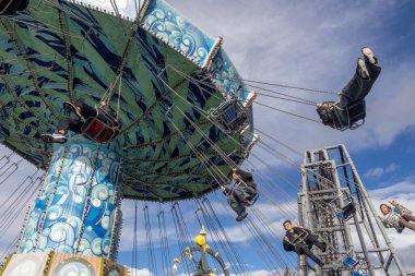 Fujiyoshida, Japonya- 21 Aralık 2025: Wave Swinger Fujiyoshida, Japonya 'daki Fuji-Q Highland' da. Yükseklik, hız ve dönüş karışımı sunan popüler bir cazibedir.