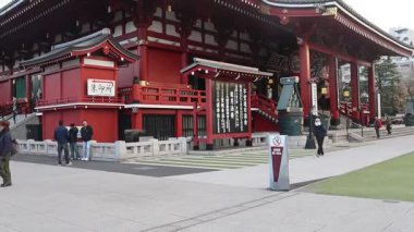 Tokyo, Japonya - 16 Aralık 2025: Tokyo, Japonya 'daki güzel Sensoji tapınağı. Senso-ji 628 yılında kuruldu ve Tokyo 'daki en eski tapınak oldu.