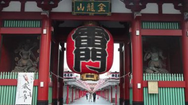 Tokyo, Japonya - 16 Aralık 2025 Kaminarimon veya Thunder Gate, Sensoji Tapınağı 'nın ana girişi. Tokyo, Japonya 'daki Asakusa' nın simgesi. Kanji ile yazılmış Kaminarimon 'lu etkileyici dev kırmızı kağıt fener.