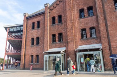 Yokohama, Japonya - 23 Aralık 2025: Akarenga veya Yokohama, Japonya 'daki Kırmızı Tuğla Deposu. Tarihi, yenilenmiş bir kırmızı tuğla bina kompleksi. Alışveriş ve yemek için popüler bir yer.