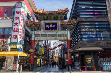 Yokohama, Japonya - 23 Aralık 2025: Zenrinmon Kapısı Yokohama Çin Mahallesi, Japonya. Çin restoranları ve dükkanlarla dolu hareketli caddelerdeki ikonik, renkli Çin tarzı kapıları.