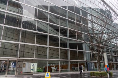 Tokyo, Japonya - 26 Aralık 2025: Tokyo Uluslararası Forumu, Japonya. Dans, müzikal ve tiyatro performansları, konferanslar ve fuarlara ev sahipliği yapan eşsiz bir toplumsal kompleks.