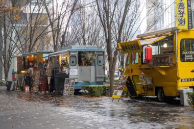 Tokyo, Japonya - 25 Aralık 2025: Tokyo Uluslararası Forum, Japonya 'da yemek kamyonları veya yatai toplantısı. Çeşitli sokak yemekleri ve etnik mutfaklar sunuyor..