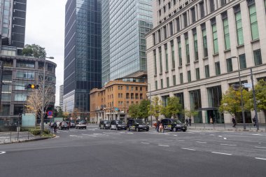 Tokyo, Japonya - 25 Aralık 2025: Tokyo, Japonya 'daki Marunouchi Meydanı' nda yüksek binalar. Marunouchi tarihi mimari ve modern gökdelenlerin karışımı ile tanınır.