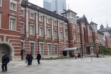 Tokyo, Japonya - 26 Aralık 2025 Tokyo İstasyonu ve Tokyo, Japonya 'daki Marunouchi Meydanı. Tokyo İstasyonu 'nun Marunouchi tarafında ikonik kırmızı tuğla istasyon binası, tarihi dönüm noktası ve ana ulaşım merkezi yer alıyor.