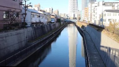 Tokyo, Japonya - 17 Aralık 2025: Mavi gökyüzü ile Tokyo Skytree 'nin inanılmaz yapısı. Gökyüzü ağacı 634 metre yüksekte süzülüyor ve Tokyo 'nun inanılmaz panoramik manzarasını veriyor.