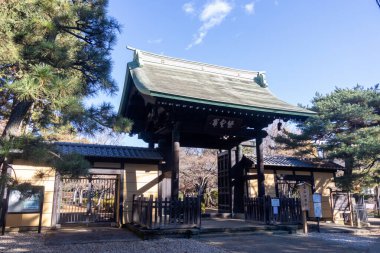 Tokyo, Japonya - 26 Aralık 2025: Japonya 'daki Gotokuji Tapınağı. Tapınak, maneki neko ya da işaret eden kedisiyle ünlüdür. Uğur getirmesi için çok popüler bir Japon biblosudur.