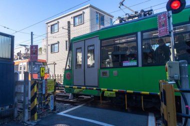 Tokyo, Japonya - 26 Aralık 2025: Yerel tren Tokyo 'daki Setagaya bölgesinden geçiyor. Setagaya şehri, Tokyo 'nun merkezine çok yakın huzurlu bir banliyö tarzı yerleşim alanıdır.