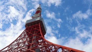 Tokyo, Japonya - 22 Aralık 2025 Japonya 'da ikonik Tokyo Kulesi. Bu turuncu-kırmızı radyo kulesi uzun yıllar boyunca Tokyo 'nun ufuk çizgisini ve en popüler turistik noktasını tanımladı.