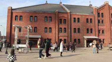 Yokohama, Japonya - 23 Aralık 2025: İnsanlar Japonya 'daki Ake Renga veya Red Brick Depo binalarını ziyaret ediyor. Binanın içinde bir sürü eşsiz dükkan ve restoran var.