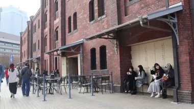 Yokohama, Japonya - 23 Aralık 2025: İnsanlar Japonya 'daki Ake Renga veya Red Brick Depo binalarını ziyaret ediyor. Binanın içinde bir sürü eşsiz dükkan ve restoran var.