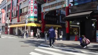 Yokohama, Japonya - 23 Aralık 2025: Zenrinmon Kapısı Yokohama Çin Mahallesi, Japonya. Çin restoranları ve dükkanlarla dolu hareketli caddelerdeki ikonik, renkli Çin tarzı kapıları.