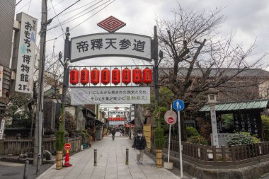Tokyo, Japonya - 27 Aralık 2025: Tokyo metrosunun üzerinden geçtiği Ueno Ameyoko canlı pazar sahnesi. Trenler, aşağıdaki alışveriş caddesi ve şehrin ufuk çizgisiyle viyadük üzerinde çalışıyor.