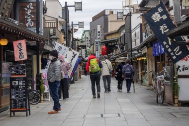 Tokyo, Japonya - 27 Aralık 2025: Taishakuten Sando boyunca Shibamata, Tokyo 'da alışveriş. Sıcak atıştırmalıklar satan, otantik bir kültürel deneyim sunan dükkanlarla dolu bir cadde.