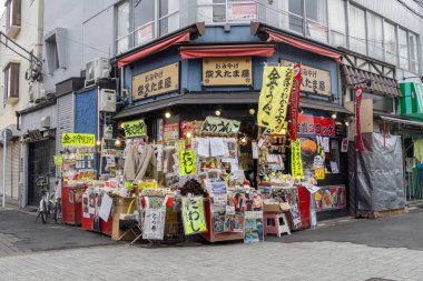 Tokyo, Japonya - 27 Aralık 2025: Taishakuten Sando boyunca Shibamata, Tokyo 'da alışveriş. Sıcak atıştırmalıklar satan, otantik bir kültürel deneyim sunan dükkanlarla dolu bir cadde.