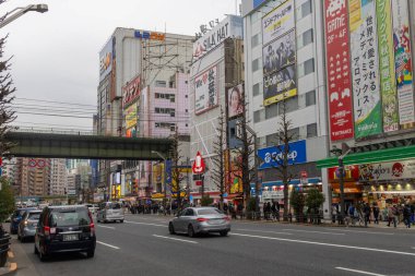 Tokyo, Japonya - 27 Aralık 2025: Akihabara, Tokyo 'daki yüksek katlı alışveriş merkezi ve ofis. Ayrıca Akiba, Tokyo 'nun orta kesiminde birçok elektronik mağazasıyla ünlü bir ilçedir.