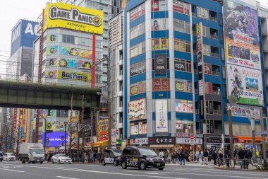 Tokyo, Japonya - 27 Aralık 2025: İnsanlar ve turistler Tokyo, Akihabara 'yı ziyaret ediyor. Ayrıca Akiba, Tokyo 'nun orta kesiminde birçok elektronik mağazasıyla ünlü bir ilçedir.