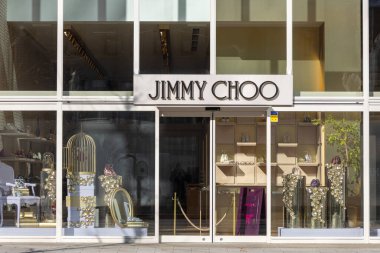 Tokyo, Japonya-28 Aralık 2025: Tokyo, Japonya 'da Jimmy Choo' nun imzası ve dükkânı. Jimmy Choo, göz alıcı ayakkabı, çanta ve aksesuarlarıyla bilinen küresel lüks bir moda markasıdır.