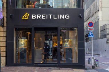 Tokyo, Japonya-28 Aralık 2025: Tokyo, Japonya 'da Breitling' in imzası ve dükkânı. Ünlü İsviçreli bir lüks saat tamircisidir, hassas kronometreleri ve sağlam saatleriyle ünlüdür.