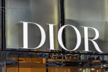 Tokyo, Japonya-28 Aralık 2025: Tokyo, Japonya 'da Dior' un imzası ve dükkânı. Dior (Christian Dior) prestijli bir Fransız lüks mal şirketidir.