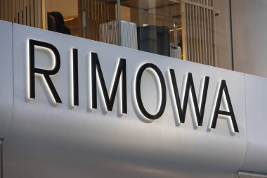 Tokyo, Japonya-28 Aralık 2025: Tokyo, Japonya 'da Rimowa' nın imzası ve dükkânı. Rimowa, kendine özgü alüminyum ve polikarbonat bagajlarıyla ünlü bir Alman lüks bagaj markasıdır.