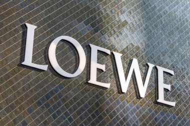 Tokyo, Japonya-28 Aralık 2025: Tokyo, Japonya 'da Loewe' nin imzası ve dükkânı. Loewe, deri işçiliği, aksesuarları, hazır giyim ve parfümleriyle ünlü bir İspanyol lüks moda evi.