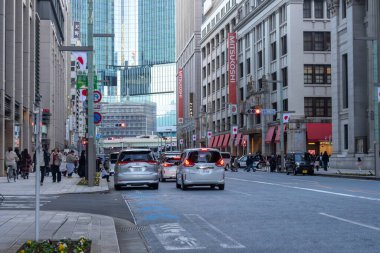 Tokyo, Japonya-28 Aralık 2025: Nihonbashi, geleneksel Edo dönemi ticaretini modern entellektüel binalar ve alışveriş merkezleri ile harmanlamasıyla bilinen tarihi, merkezi bir Tokyo ticaret bölgesidir.