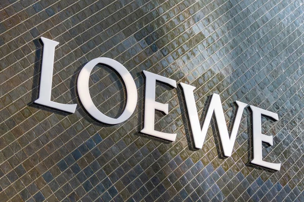 Tokyo, Japonya-28 Aralık 2025: Tokyo, Japonya 'da Loewe' nin imzası ve dükkânı. Loewe, deri işçiliği, aksesuarları, hazır giyim ve parfümleriyle ünlü bir İspanyol lüks moda evi.
